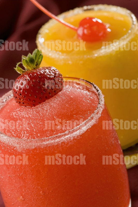 Cocteles de margaritas de fresa y mango