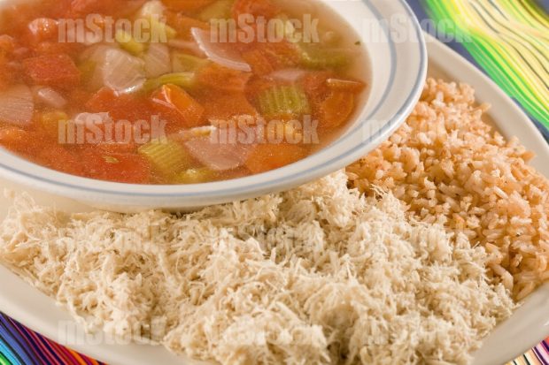 Consome de verduras con arroz y pollo