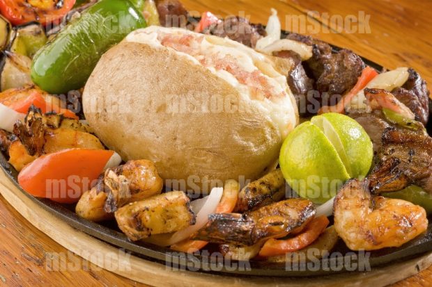 Alambre de camarón y res con papa asada