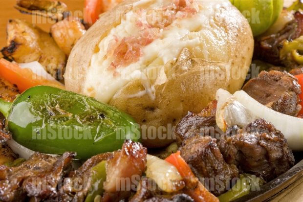 Papa asada con alambre de carne de res