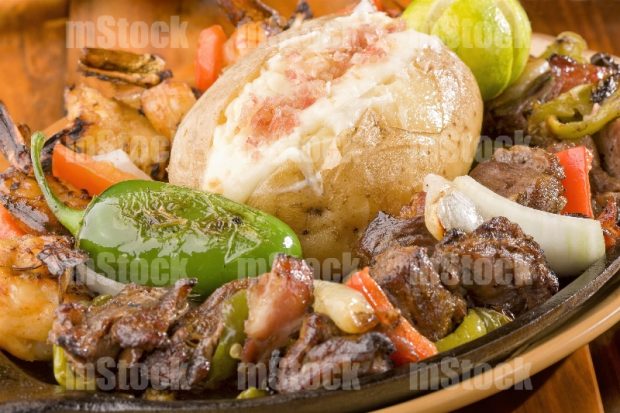 Papa asada con alambre de res y camarón