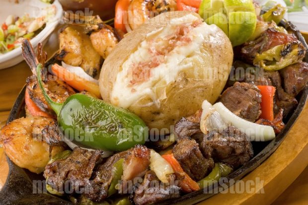 Papa asada con alambres de res y camarón