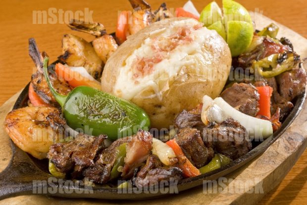 Papa asada con carne de res y camarón