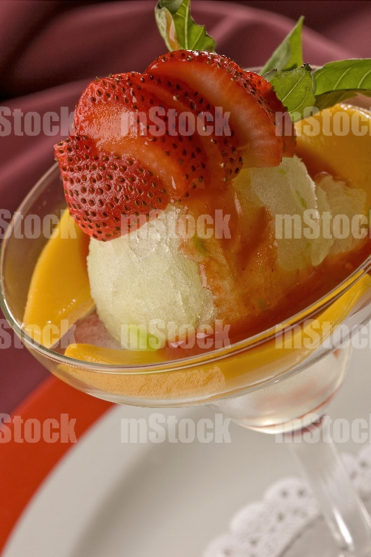 Postre de Helado de limón con frutas