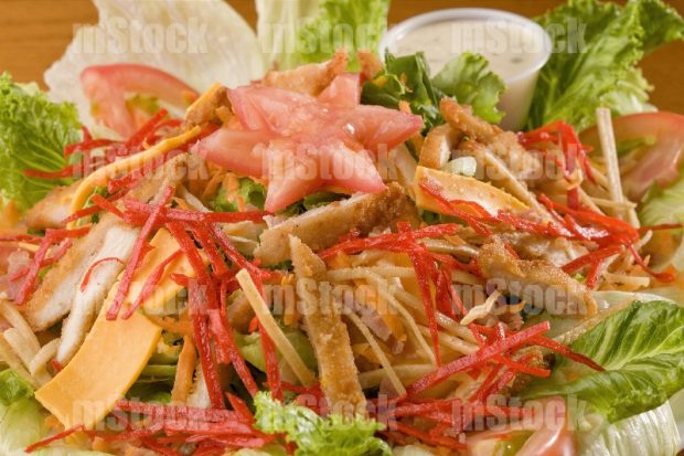 Ensalada con tiras de pollo empanizado
