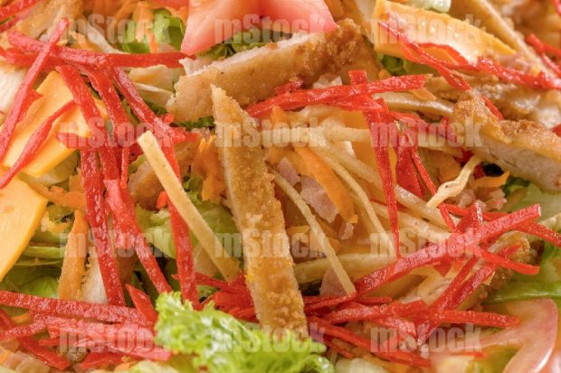 Ensalada con tiras de tortilla y pollo empanizado