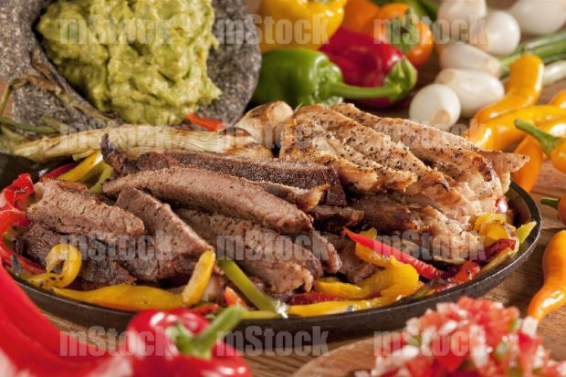 Fajitas de arrachera y pollo con guacamole
