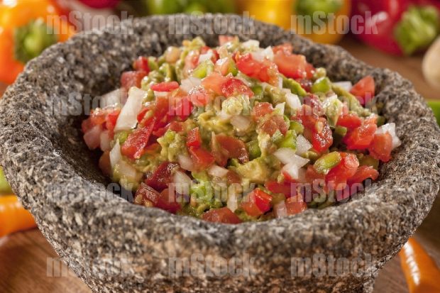 Guacamole con pico de gallo en molcajete