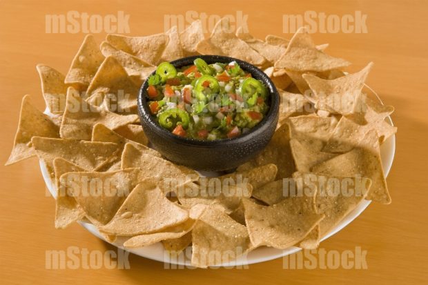 Guacamole con pico de gallo y totopos