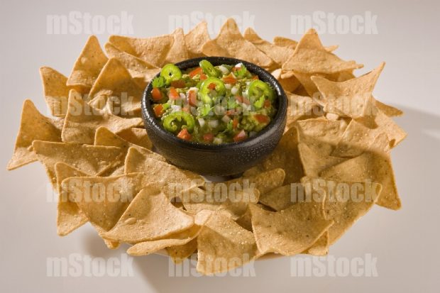 Guacamole con totopos y pico de gallo