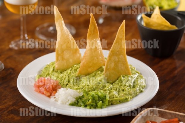 Guacamole con totopos, tomate, cebolla y chile