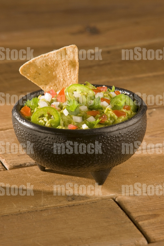 Guacamole tricolor con totopo