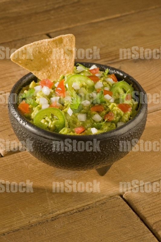 Guacamole tricolor y totopo