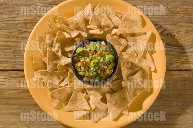 Totopos con guacamole botana