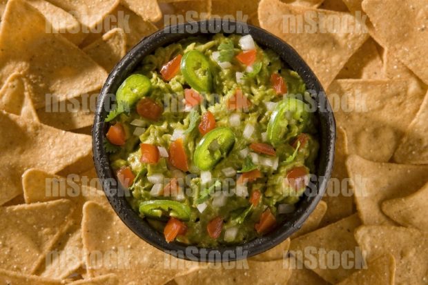 Totopos con guacamole y pico de gallo