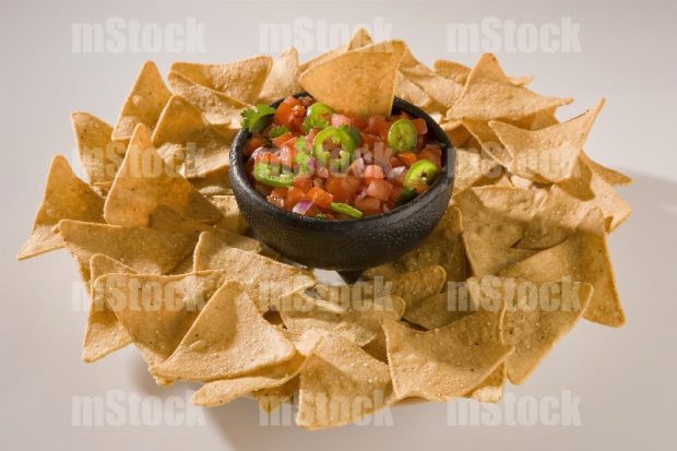 Totopos con pico de gallo al centro