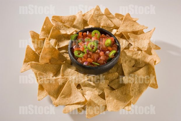 Totopos y pico de gallo al centro