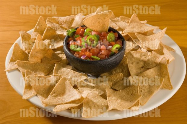Totopos y pico de gallo