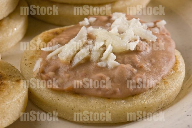 Gordita con frijoles