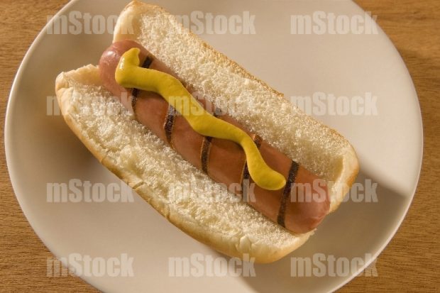 Hot dog con mostaza