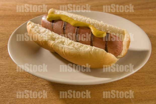 Hot dog con salchicha asada y mostaza