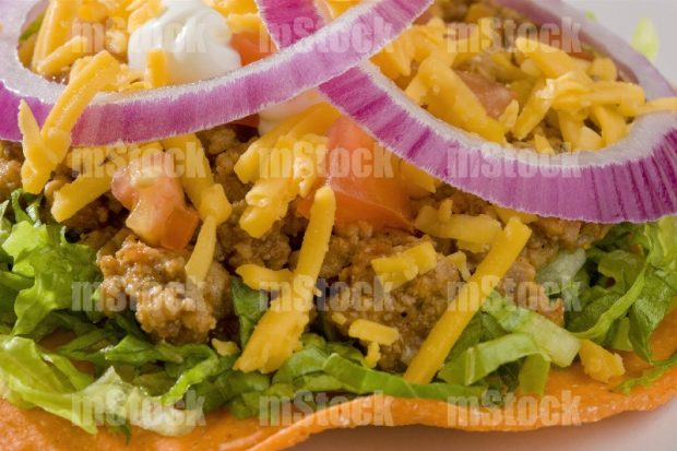Tostada de picadillo con verduras
