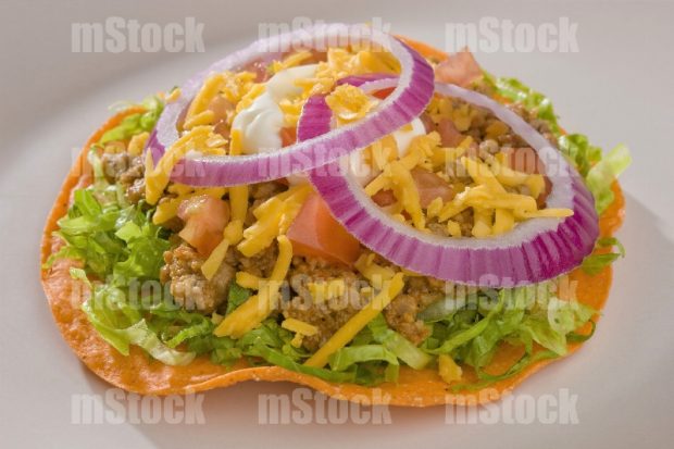 Tostada roja con picadillo y queso