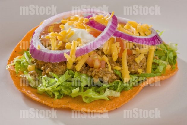Tostada roja con picadillo y verduras