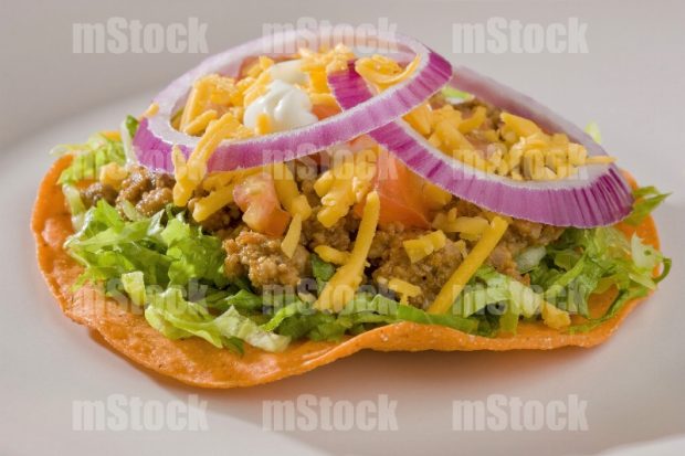 Tostada roja de picadillo con verduras