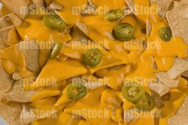 Nachos con queso y jalapeño