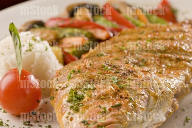Pescado frito entero con verduras