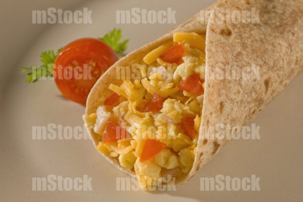 Taco de harina de huevo con jamón y queso