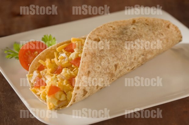 Taco de huevo con jamón y queso