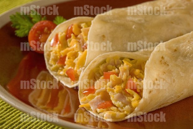 Tacos de huevo con jamón