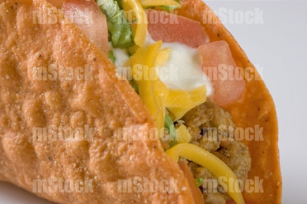 Taco dorado con picadillo y queso