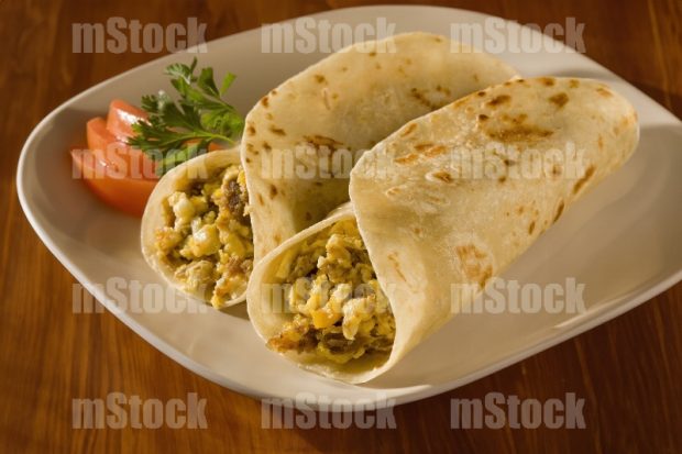Tacos de harina con machacado con huevo
