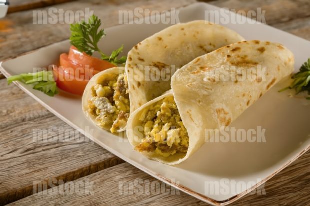 Tacos de harina con machacado