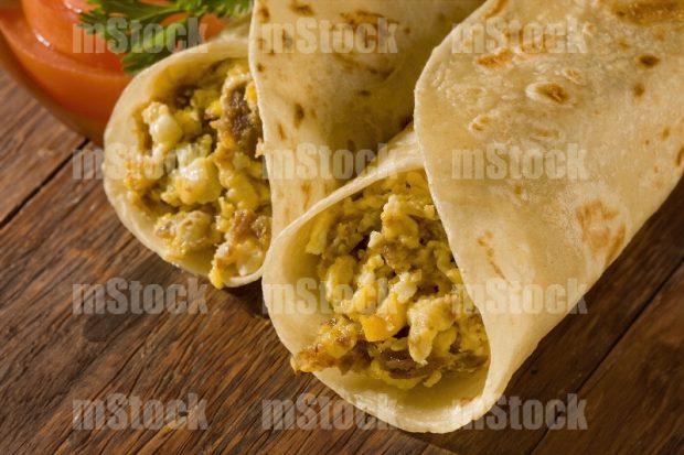 Tacos de harina de machacado con huevo