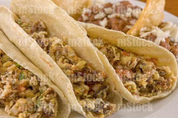 Tacos de machacado con huevo con frijoles refritos