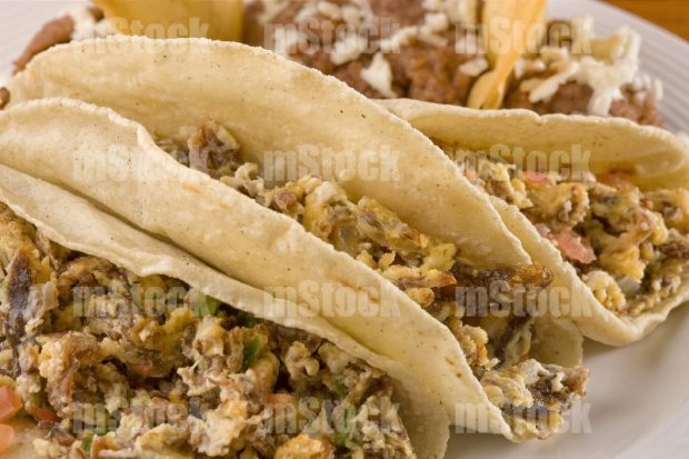 Tacos de machacado con huevo con refritos