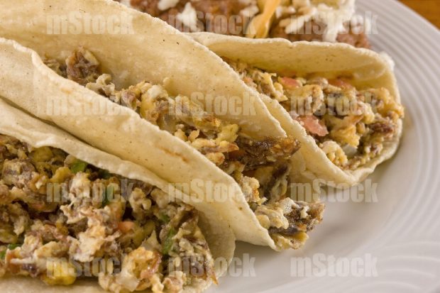 Tacos de machacado con huevo