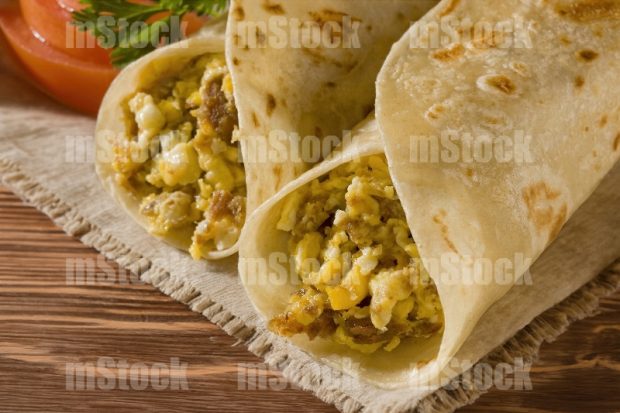 Taquitos de harina de machacado con huevo