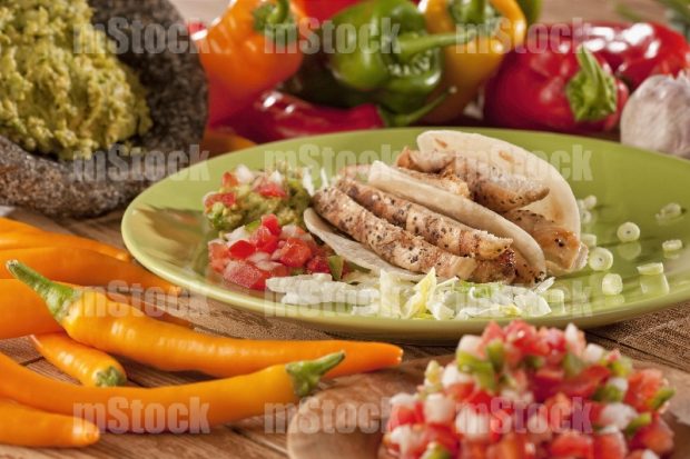 Tacos de harina de fajita de pollo con verduras