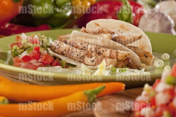 Tacos de harina de fajita de pollo