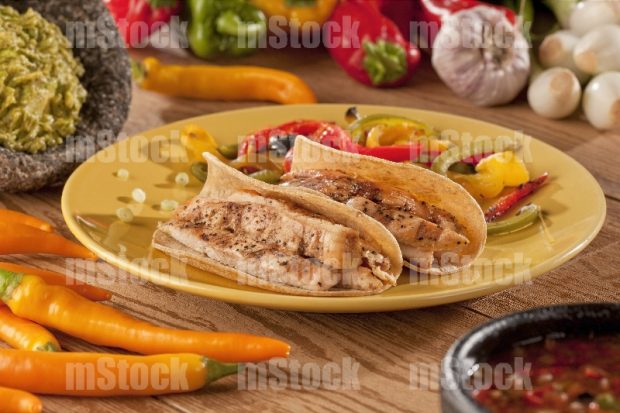 Tacos de maíz con fajita de pollo