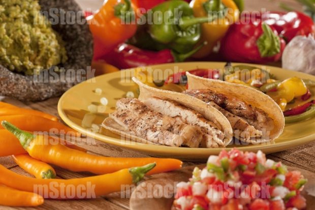 Tacos de maíz de fajita de pollo con verduras
