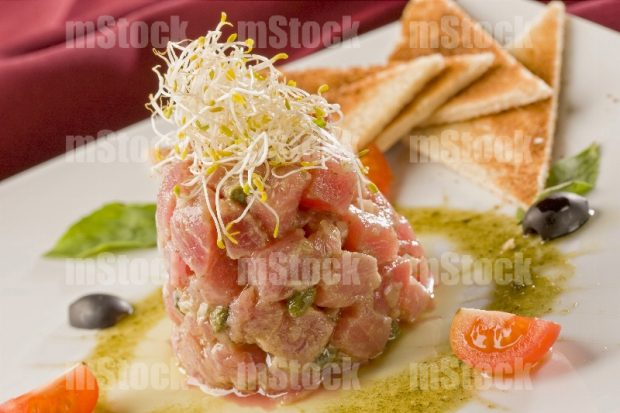 Tartar de atún con alcaparras
