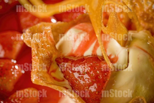 Canasta de caramelo con fresas y nieve