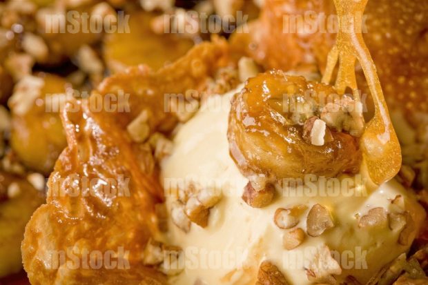 Canasta de caramelo de plátano con nieve