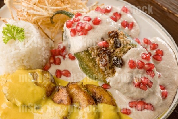 Chile en Nogada relleno de Carne